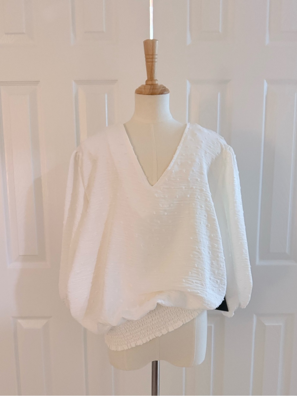 Dailylook Swiss Dot V-Neck Puff-Sleeve Blouse in Off-White